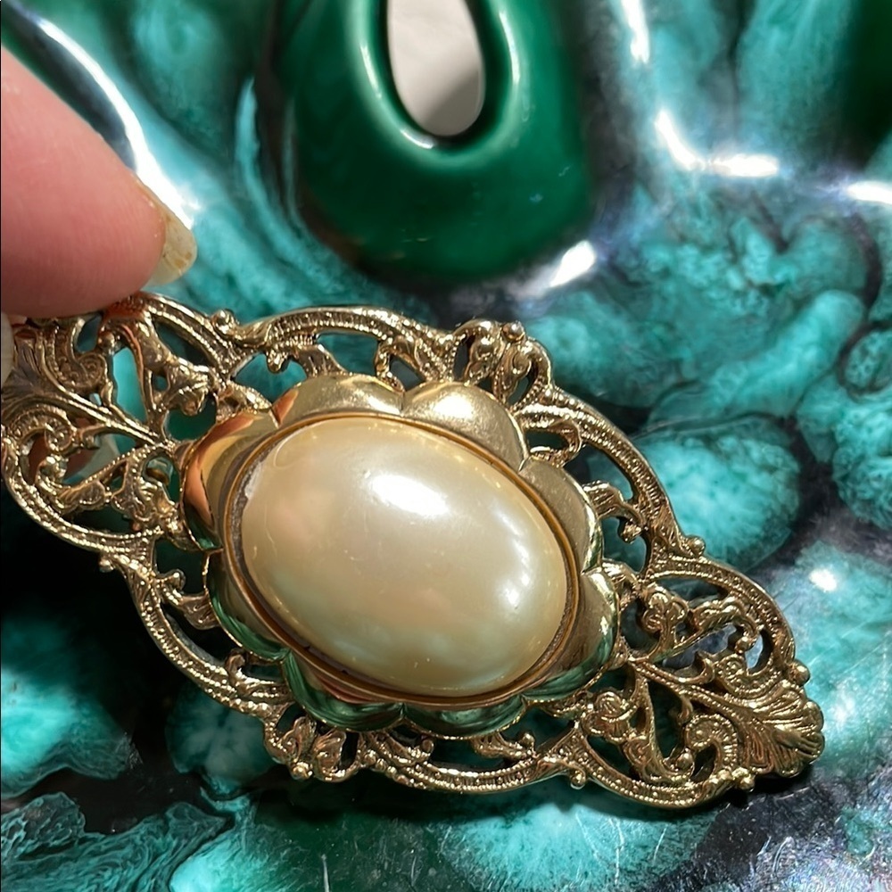 Gold and Cream Pearlescent Oval Brooch with Filigree Design - Picture 5 of 13